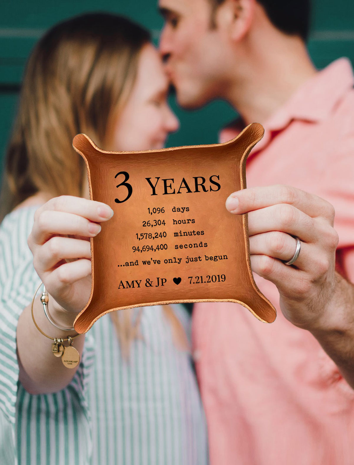 5 Creative Paper Gift Ideas for Your 1st Wedding Anniversary